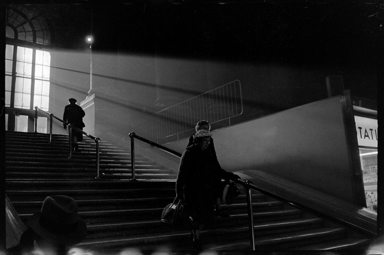 Joel Meyerowitz, Railroad Terminal Steps, New York City, USA, 1964